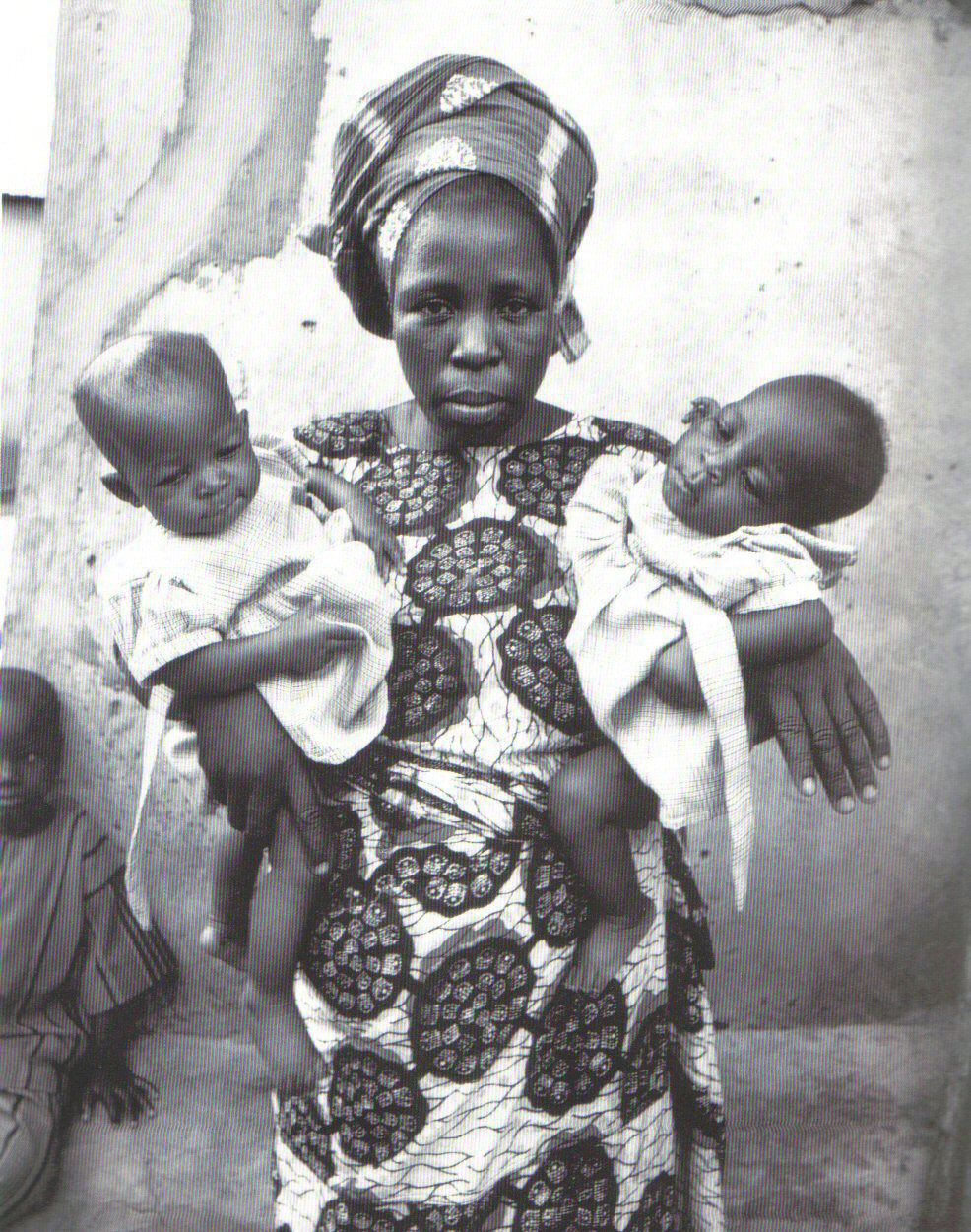 Yoruba_woman_holding_twins